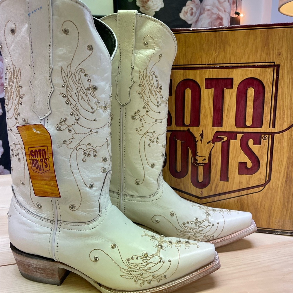 Soto w 9 cowboy boots nwt box White boots champagne stitch silver rhinestones.